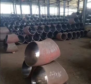 KOLENA Z UHLÍKOVÉ OCELI O PRŮMĚRU 1020 MM SE BALÍ A ODESÍLAJÍ DO VIETNAMU.
